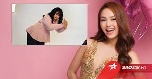 Chi tiết đuôi váy dài giúp người đẹp thêm phần mềm mại, nữ tính. Sáº¯c Ä'áº¹p Ngan Can Minh Háº±ng Váº¥t Váº£ Táº¡o Dang Khi Mang Vac 15kg Silicon Tren NgÆ°á»i