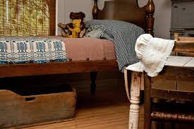 Considering the busyness of the textures, patterns, and color, it's surprising that it doesn't give me vertigo. 150 Early American Bedrooms Ideas Primitive Bedroom American Bedroom Colonial Bedrooms