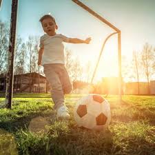 تعد رياضة كرة القدم والتي يطلق عليها باللغة الإنجليزية مصطلح football، بأنها من الرياضات العالمية المشهورة والتي يتنافس فيها تمرير الكرة ووصولها إلى مرمى الخصم وداخل الشبكة، ولا تقتصر رياضة كرة القدم فقط على 11 لاعبًا، فهنالك كرة القدم الخماسية. 6 ÙÙˆØ§Ø¦Ø¯ ØµØ­ÙŠØ© Ù„ÙƒØ±Ø© Ø§Ù„Ù‚Ø¯Ù… ÙˆÙŠØ¨ Ø·Ø¨