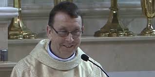 Möchten sie heiraten und suchen noch den passenden gesang für ihre hochzeit? Singender Priester Auf Youtube Hallelujah Verzaubert Hochzeit Kolner Stadt Anzeiger