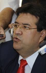 Velázquez quiere cargo para esposa