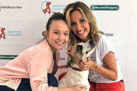 Agustin fernandez perde trabalho após ameaças de m0rte + luisa mell expõe thássia naves e crueldade. Luisa Mell Da Sermao Em Larissa Manoela Apos Atriz Doar Cadela Adotada Veja Sao Paulo