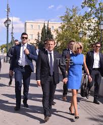 «πάντα με γοήτευαν οι άνδρες της ηλικίας μου, ο εμανουέλ ήταν εξαίρεση». Mprizit Tronie Emanoyel Makron Me Bolta Sto Syntagma Kai Anatroph Sto Programma Toys Elh3e H Episkepsh Toys Sthn Ellada Pics