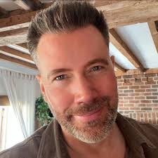 Hey all, I was just wondering what your experiences are with loose/relaxed  snowboarding pants. I currently have Burton Cargo pants when I ride. As a  former soccer player I often find my