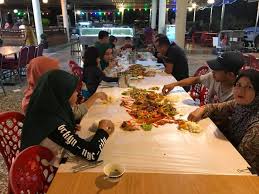 Menu ikan bakar juga bisa ditemukan dengan mudah di restoran sampai warung kaki lima. Terima Kasih Dtg Menjamu Nurul Ikan Bakar Sg Petani Facebook