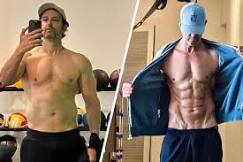 Hrithik Roshan flaunts washboard abs ...