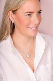 18ct Yellow Gold White Mother of Pearl Bloom Large Four Leaf Clover Ball  Edge Chain Necklet