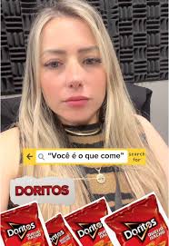 “Quando dizem que ‘você é o que você come’ e eu percebo que sou  oficialmente feita de um combo de Doritos, chocolate Caribe e Mousse de  Maracujá, pizza e massas! 🤯 Então acho que sou 80% besteira e ...
