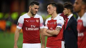 Die frau von kolasinac, der beim fc schalke 04 sein profidebüt gab, ist laut dem bericht aus angst zurück nach deutschland geflohen. Fc Arsenal Mesut Ozil Und Sead Kolasinac Opfer Eines Raububerfalls Eurosport