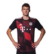 Depois de água, pepino e van gogh, eis que surge uma nova camisa de clube europeu inspirada em algo fora do usual.o bayern de munique anunciou hoje seu terceiro uniforme para temporada 2021/2022 cuja inspiração são os alpes europeus. Terceira Camisa Do Bayern De Munique 2020 2021 Adidas Mdf