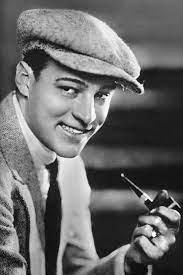 Era alto 1,74 cm, aveva gli occhi castani e capelli indubbiamente neri. Rudolph Valentino Filme Alter Biographie