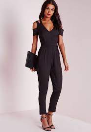 Le noir étant d'une élégance intemporelle vous pourrez porter ce vêtement même lors de grandes occasions comme tenue pour un mariage à l'automne par exemple. Missguided Combinaison Noire Decoupee Aux Epaules Tenue Combinaison Combinaison Noire Tenue