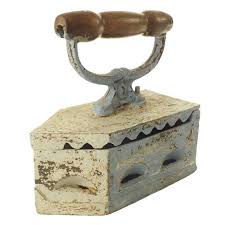 Ferro De Passar Antigo A Brasa Carro De Mola Com Br Elo7 Ferro De Passar Antigo Ferro De Passar Ferro