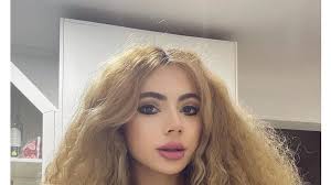 Opitz Barbi nem foglalkozik a botránnyal, szexi ruhában simogatja magát