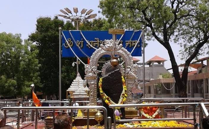 श्रावणात जलाभिषेकासाठी शनी चौथरा खुला स्थानिकांसाठी सुविधा ; इतर भाविकांसाठी चौथऱ्याखालून नियमित दर्शन व्यवस्था