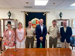 El Rector destaca la importancia de identificar “puntos de encuentro y  ámbitos de colaboración” con el Ejército de Tierra para que la provincia  apueste por el sector de la Defensa como motor