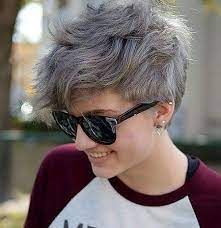 Androgynous haircuts for round faces, such as this one, need to be cut wider to offset wide cheeks. Frisuren 2020 Hochzeitsfrisuren Nageldesign 2020 Kurze Frisuren Pixie Haircut Short Pixie Haircuts Short Hair Styles