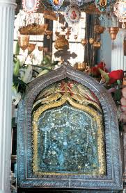Κατά την εκκλησιαστική παράδοση, η μητέρα η εικόνα της παναγίας της τήνου δεν απεικονίζει την κοίμηση της θεοτόκου αλλά τον ευαγγελισμό. San Shmera Bre8hke H 8aymatoyrgh Eikona Ths Panagias Sthn Thno Bhma Or8odo3ias