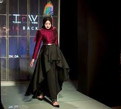 Hal tersebut disebabkan karena dian pelangi adalah desainer baju muslim indonesia yang namanya sedang naik daun sekarang. ã 25 Model Gaun Pesta Muslim Ala Dian Pelangi Terbaru 2021