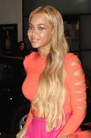 A month after dyeing her hair dark brown, beyoncé showed up to the nba finals game with new light blonde highlights. Beyonce S Hairstyles Hair Colors Steal Her Style