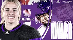 Carly (@carlybeniek)