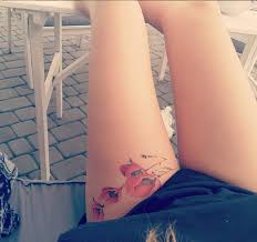 Tattoo coquelicot rouge et sa tige dans le bouquet magistral de coquelicots rouges sur l'épaule et le bras. Epingle Sur Tatoo