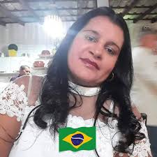 Este banheiro é um clássico do preto e branco, trazendo ​ propostas  diferenciadas para o uso de revestimentos. A versatilidade do porcelanato  está na peça usada na ​bancada esculpida, unificando o visual