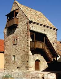 Rosheim Bas Rhine Alsace France Medieval House From The 12th Century Maisons Anciennes Architecture Medievale Cour Interieure