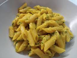 Iniziate a preparare gli strozzapreti con zucchine e zafferano mettendo a bollire l'acqua per la pasta. Pasta Risottata Alle Zucchine E Zafferano Mica Solo Dolci