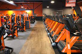 La personne à l'accueil, bien que disponible, n'apporte pas grand chose et n'a pas l'allure d'une véritable sportive prête à vous raconter des anecdotes sur son dernier. Salle De Sport Basic Fit Angers Rue Du Grand Launay