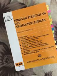 Setelah itu aku segera memakai pakaian yang rapi seperti yang di perintahkan ibuku , kemudian setelah selesai aku segera keluar dari kamar menuju ruang tamu. Buku Perintah Am 2018