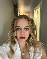 Kelly Houle's Instagram, Twitter & Facebook