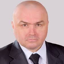 Oleksandr Kariaka В Харькове актера театра для детей и юношества задержали  по подозрению в корректировке российских ударов, сообщает СБУ. По версии  следствия, 61-летний актер фотографировал и отмечал на картах здания, где  могут