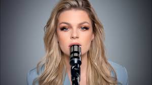 With her unparalleled and dynamic voice, davina michelle has quickly and cleverly established herself as the most successful dutch singer ever in the dutch top 40. When I Look At You Miley Cyrus Cover By Davina Michelle Youtube