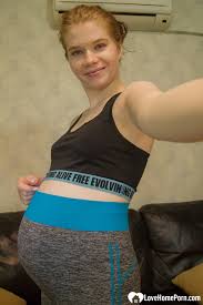 Chica amateur embarazada muestra su barriga