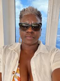 Introduction to the gray hair tribe community