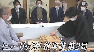 Shogi is said to be derived from the game of chaturanga, played in ancient india, which became the ancestor of chess in the west. ãƒ'ãƒ¥ãƒ¼ãƒªãƒƒã‚¯æ¯æ£‹è–æˆ¦ ç¬¬2å±€å§‹ã¾ã‚‹ è—¤äº•ä¸ƒæ®µã¯åˆã®å'Œæœå§¿