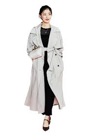 骨格診断ウェーブ向け】トレンチコートを着る日にスタイルよく見せる方法は？【骨格診断アナリストが解説】 | CLASSY.[クラッシィ]