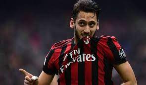 La trattativa per il rinnovo di calhanoglu era bloccata da tempo e si attendeva la fine degli europei per possibili novità che puntualmente sono arrivate. Hakan Calhanoglu Kurz Vor Wechsel Von Milan Zu Inter Mailand