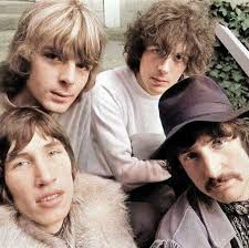 Pink floyd🇬🇧✌️ This is a photo of Floyd's early members. They were all  young, but even looking at it now, it feels very fresh. This is where  Floyd's success story begins.🍀 I'll
