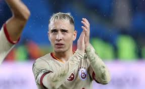 Hüseyin mor için uşak'ın sivaslı ilçesindeki orta camisi'nde öğle vakti kılınan cenaze namazına emre mor'un yanı sıra babası ersoy mor, kardeşi emre mor, daha sonra taziyeleri kabul etti. Emre Mor Un Akli Galatasaray Da Haberi
