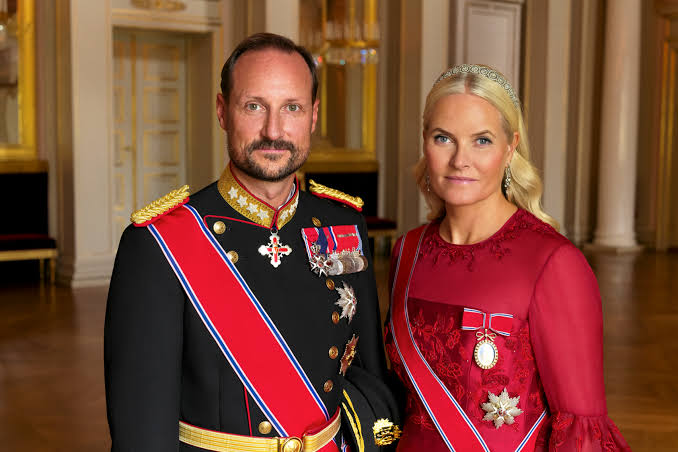 Slottet deler overraskende beskjed om Kronprinsparet - detaljen får alle  til å måpe - OnlineNytt