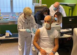 Il critico periodo di emergenza sanitaria ha messo a dura prova il quotidiano di mario bassetti, e di molti altri colleghi. V Day Bassetti Si Vaccina Nuova Era Mi Sento Piu Forte E Crisanti Cambia Idea Il Vaccino E Sicuro Lo Faro Anche Io Open