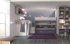 Le ragazze passano infatti molto tempo nelle camere da letto, che dunque dovranno saperle cullare durante la notte, ma anche ospitarle al meglio nel corso della giornata, anche se trascorsa in compagnia degli amici. Tre Letti Sempre Pronti Con Ampio Guardaroba E Scrivania