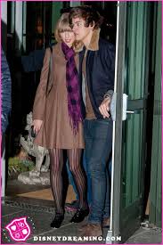 Harry Styles Flies Back To London On Taylor Swift S Private Jet Rather Than On A Commercial Flight With His Bandma Taylor Swift Style Taylor Swift Harry Styles