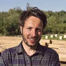 Charpentier le plus suivi du monde" : Vianney célèbre son million d'abonnés sur Instagram, sa cabane prend forme Vianney a choisi de mettre sa carrière musicale entre parenthèses pour s'offrir une parenthèse