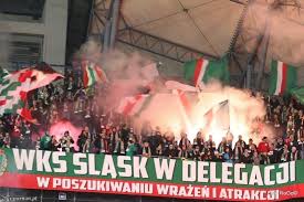 W rubryce „przedstawiamy fan cluby historię swojego fc przedstawili kibice ruchu chorzów z radlina. Po Meczu Lecha Kibice Slaska Wroclaw Uszkodzili Autobusy