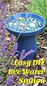 Wie Man Eine Einfache Bee Wasserstation Fur Ihren Garten Make 1000 In 2020 Water Station Diy Garden Projects Pollinator Garden Design