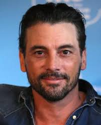 January 20, 1970) is an american actor.he is best known for his roles in popular 1990s films, including billy loomis in scream, chris hooker in the craft and vincent in as good as it gets. Skeet Ulrich Age Height Net Worth Kids Girlfriend Bio 2021