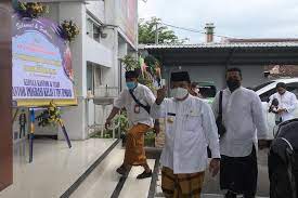 Sj/b.vi/hk.00.7/69/2016 tertanggal 6 januari 2016 tentang pakaian dinas aparatur sipil negara (asn) di lingkungan kemenag, kantor wilayah. Bupati Imbau Asn Jember Pakai Sarung Setiap Jumat Ini Alasannya Halaman All Kompas Com